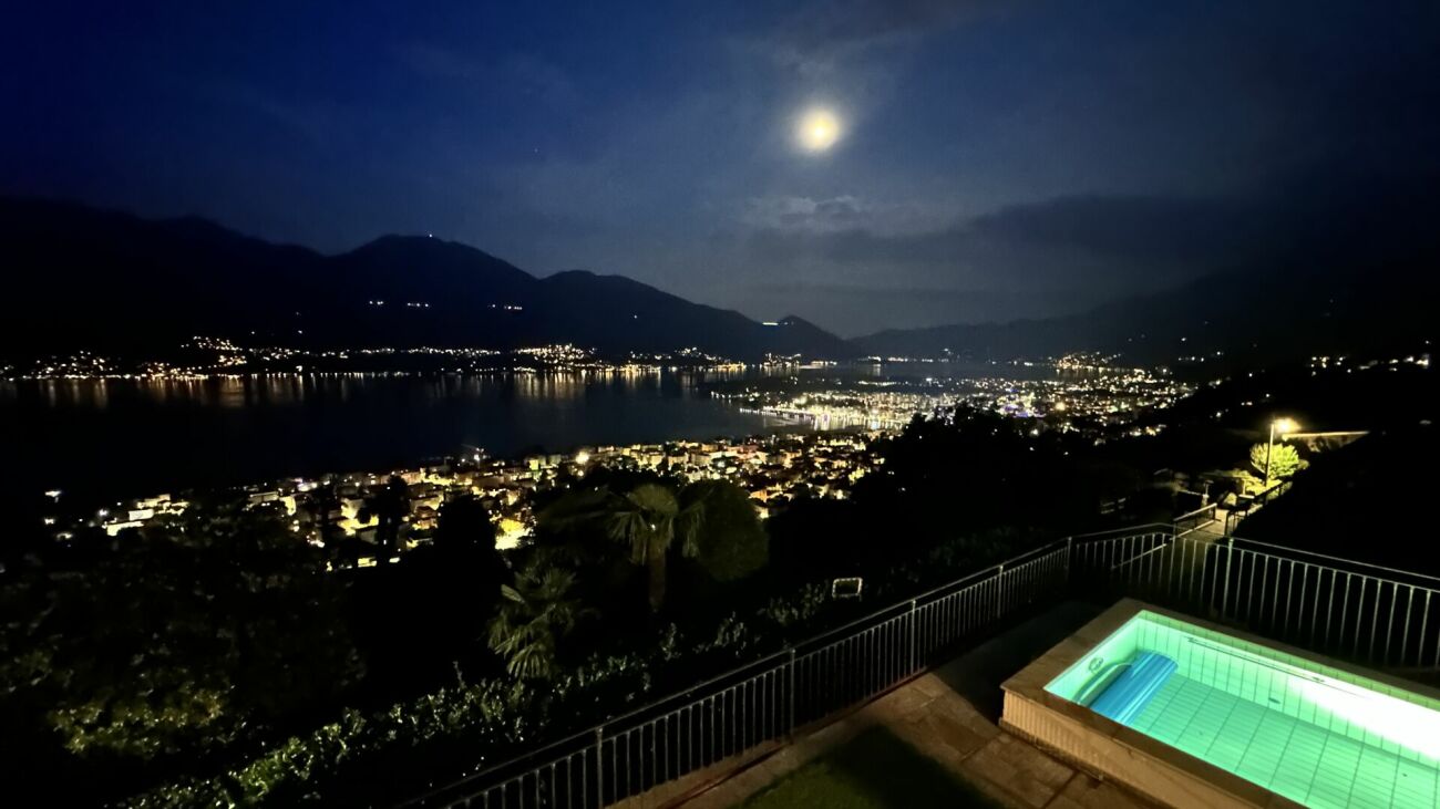 Nachtblick mit Pool und Seepanorama