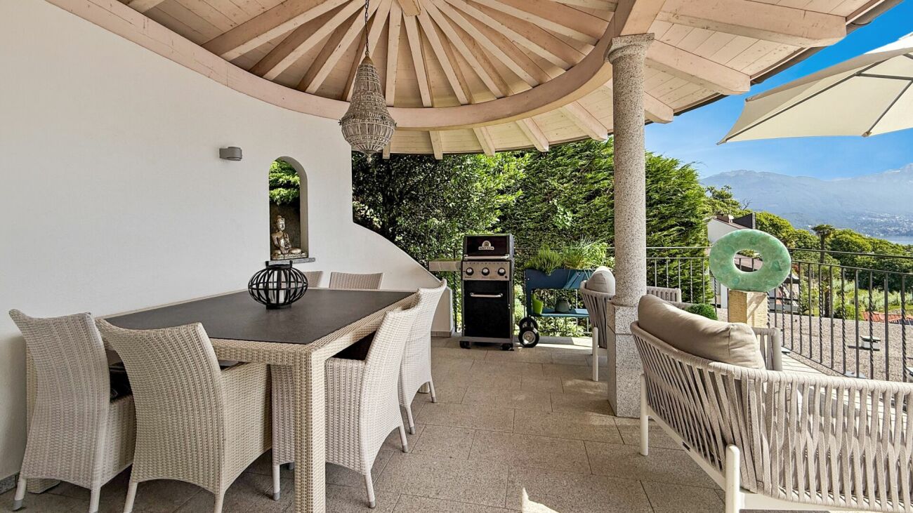 Überdachte Terrasse mit Seeblick