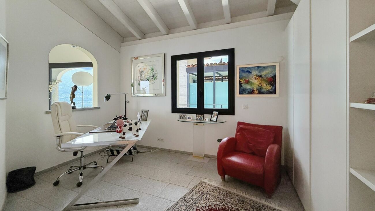 Helles Arbeitszimmer mit Designmöbeln