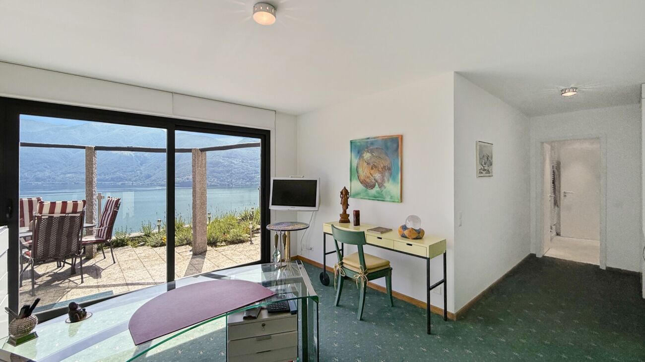 Helles Zimmer mit Seeblick