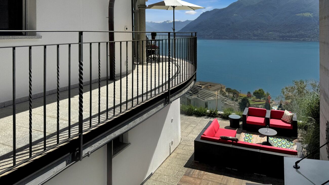 Balkon mit Seeblick und Loungemöbeln