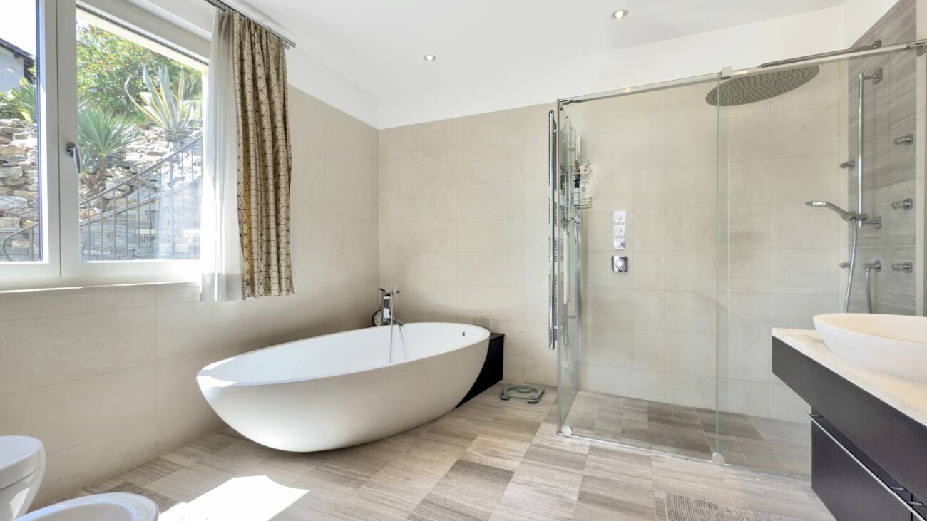 Modernes Badezimmer mit freistehender Wanne und Glasdusche