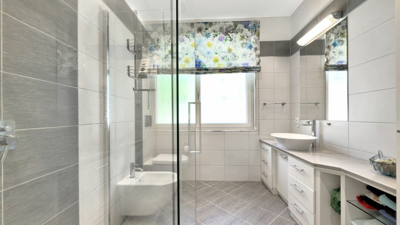 Modernes Badezimmer mit Dusche und Waschtisch