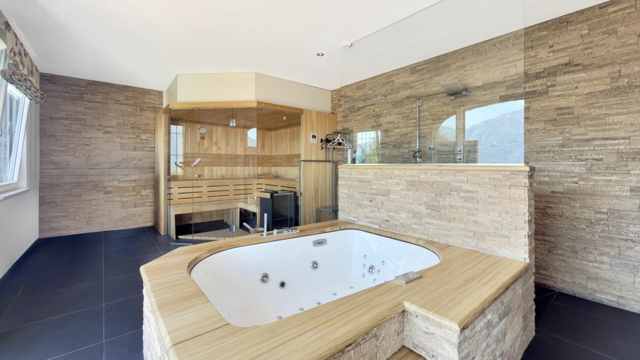 Wellnessraum mit Whirlpool und Sauna