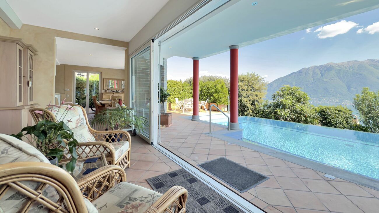 Wohnraum mit Poolterrasse und Bergblick