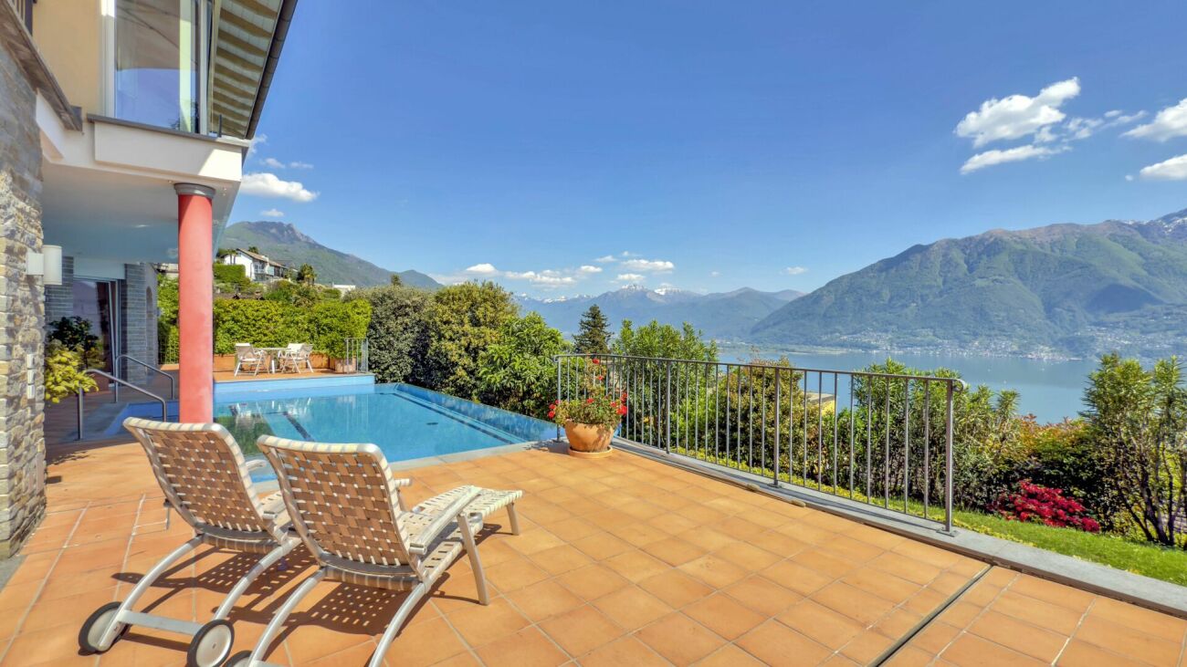 Seeterrasse mit Pool und Bergblick
