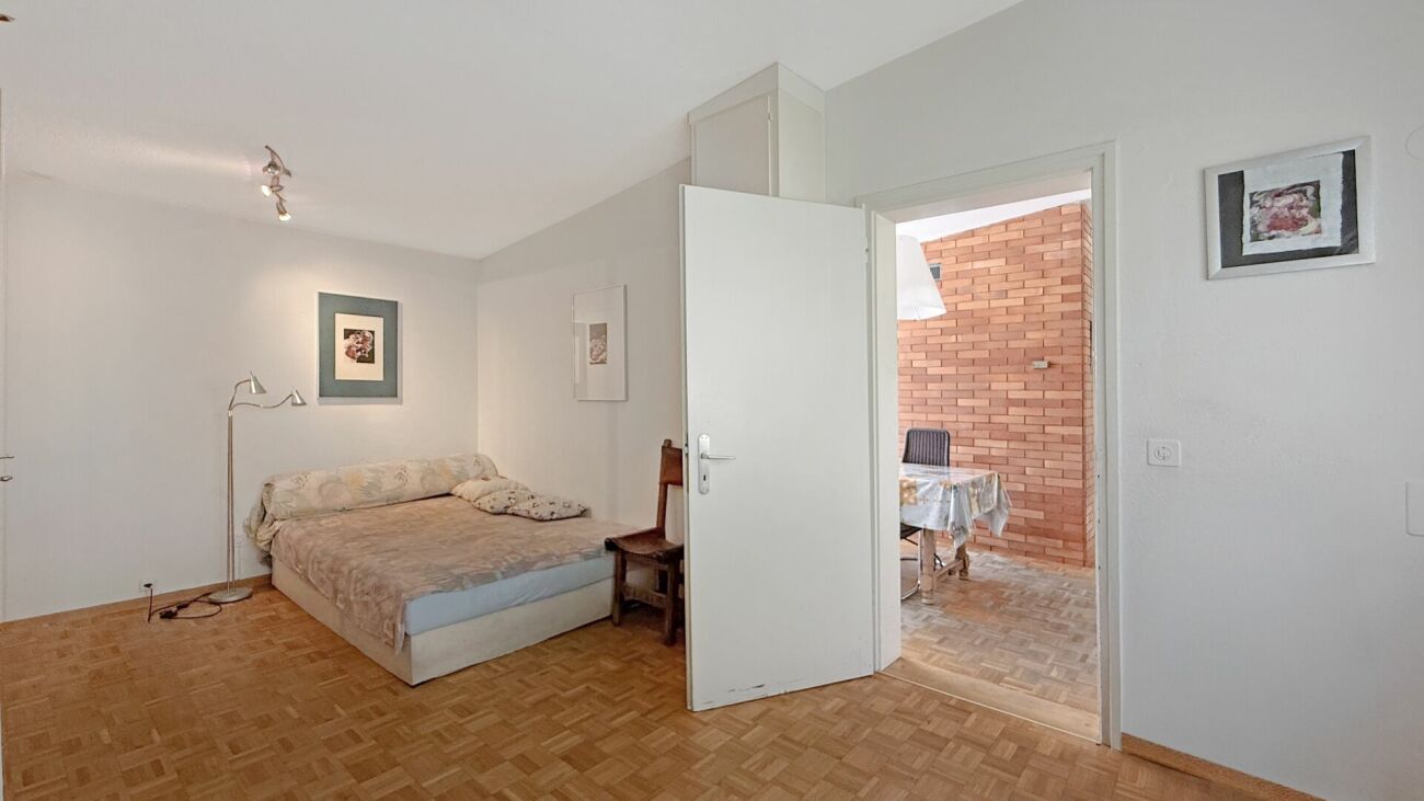 Schlichtes Schlafzimmer mit Zugang zur Terrasse