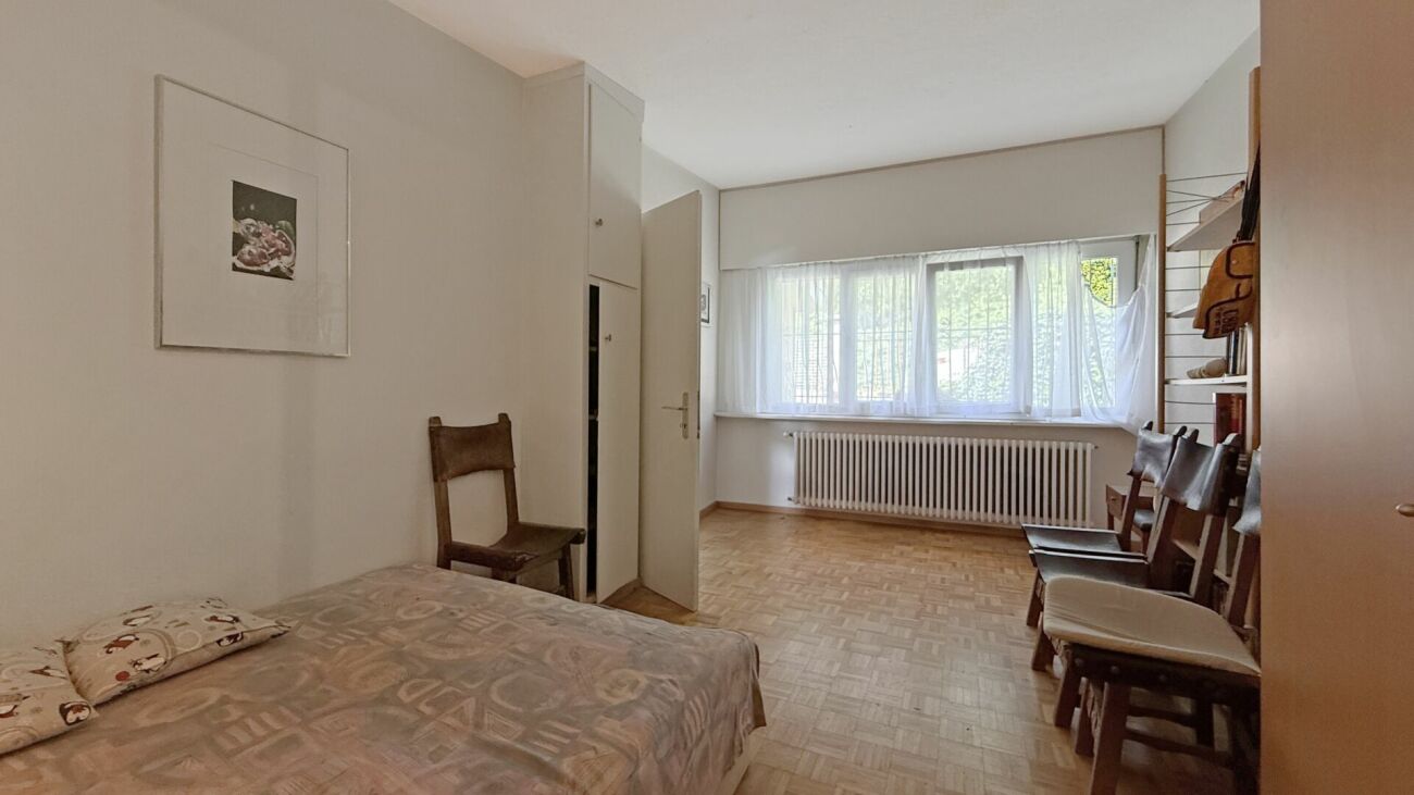 Kleines schlichtes Schlafzimmer