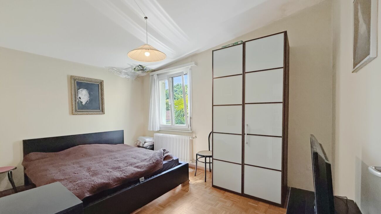 Schlafzimmer mit Doppelbett und Kleiderschrank