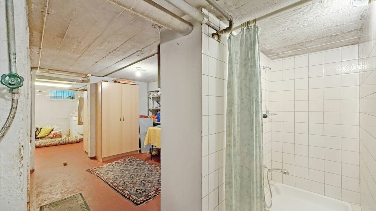 Kellerraum mit Badezimmerbereich
