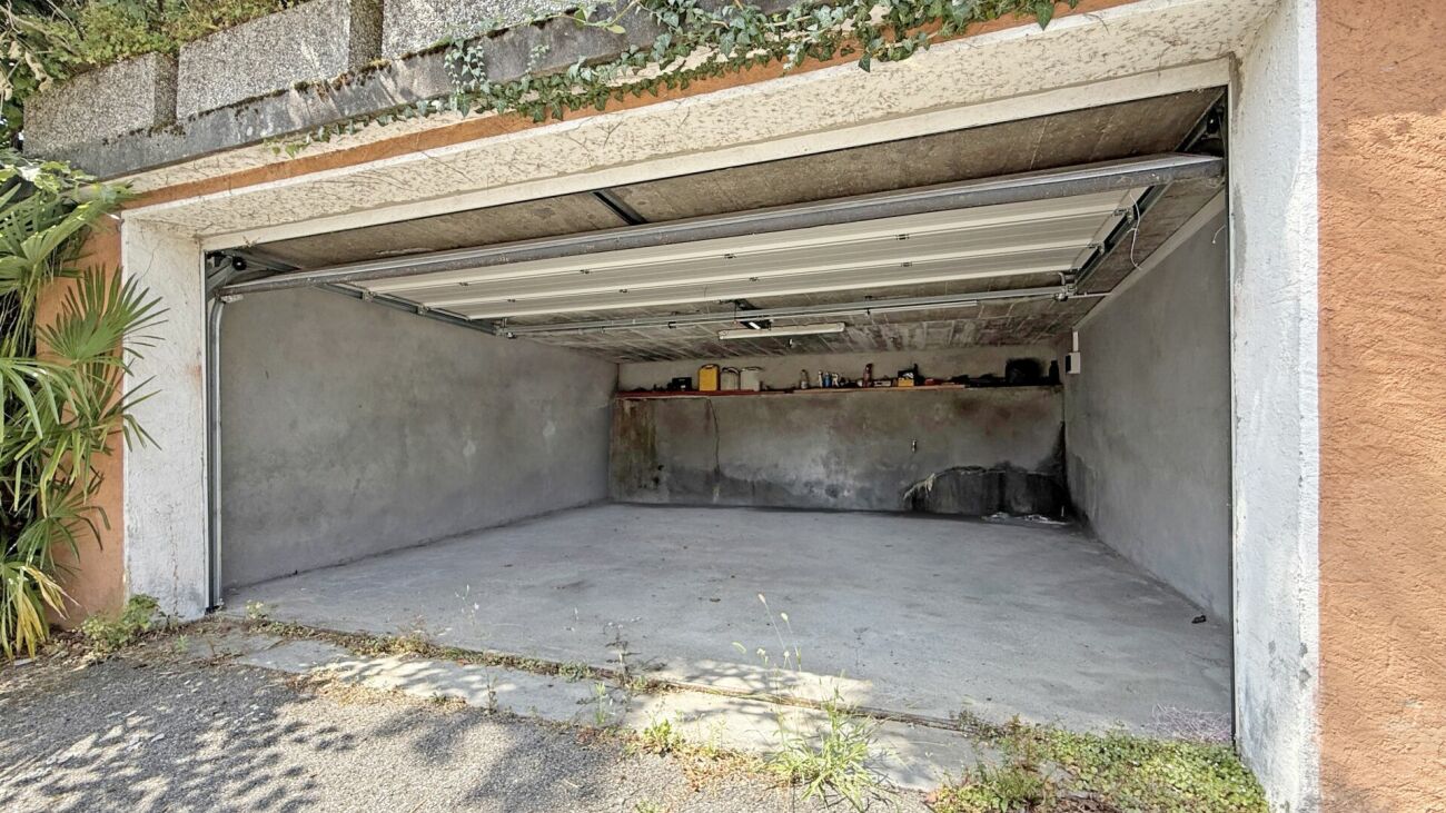 Offene Garage mit Betonboden