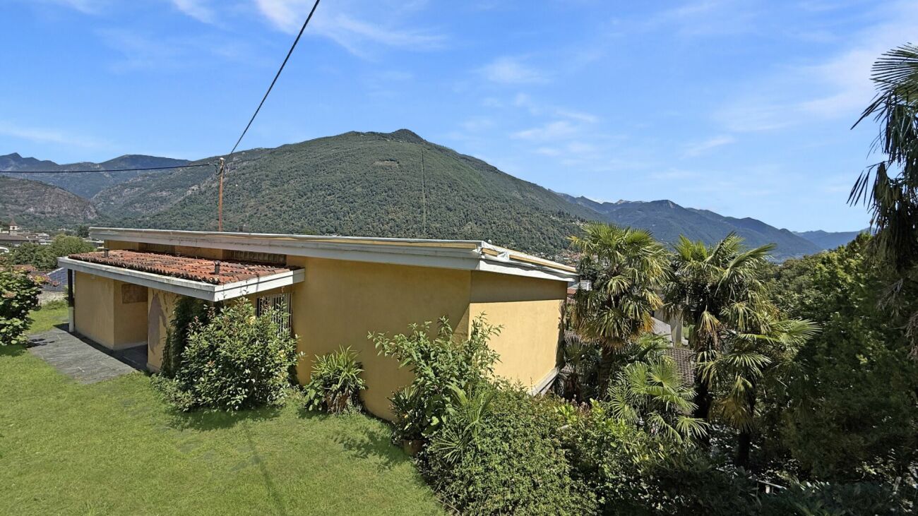 Einfamilienhaus mit Garten und Bergblick