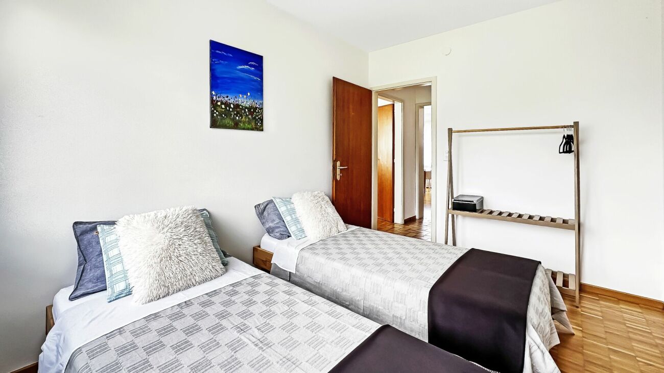 Zweibettzimmer mit schlichter Einrichtung