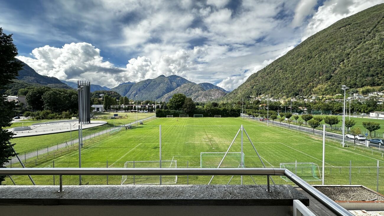 Bergblick über Sportplatz und Balkon