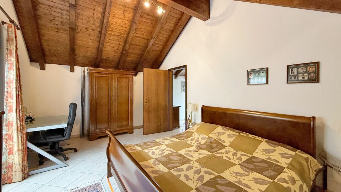 Schlafzimmer mit Holzbalkendecke