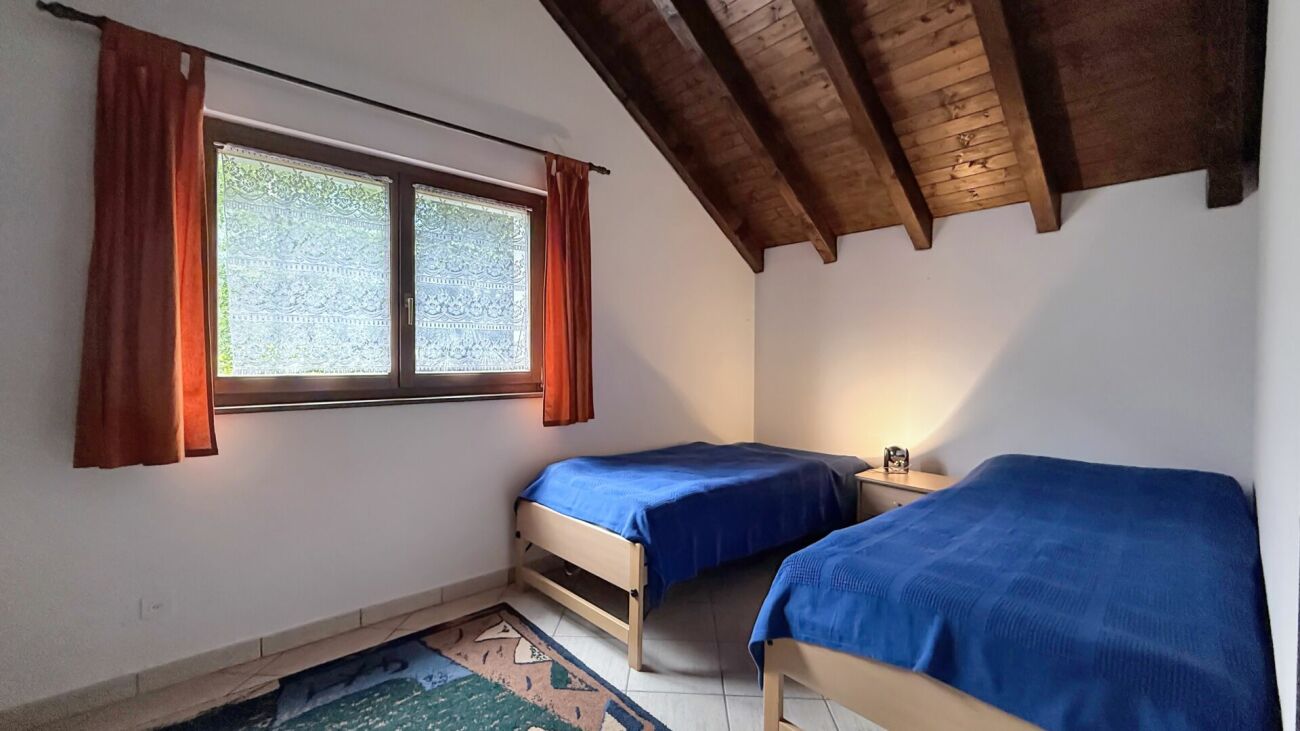 Gemütliches Schlafzimmer mit Holzbalkendecke