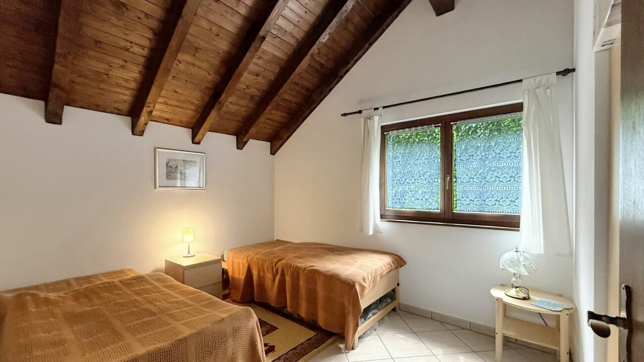 Helles Schlafzimmer mit Holzbalkendecke