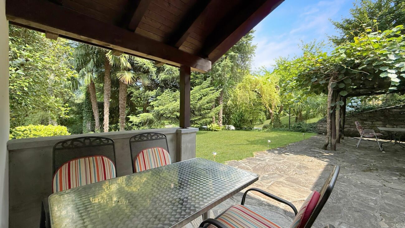 Überdachte Terrasse mit Gartenblick