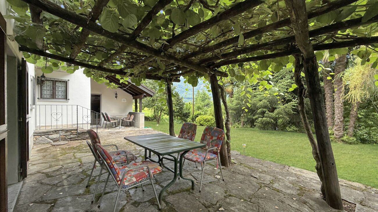 Überdachte Terrasse mit Gartenblick