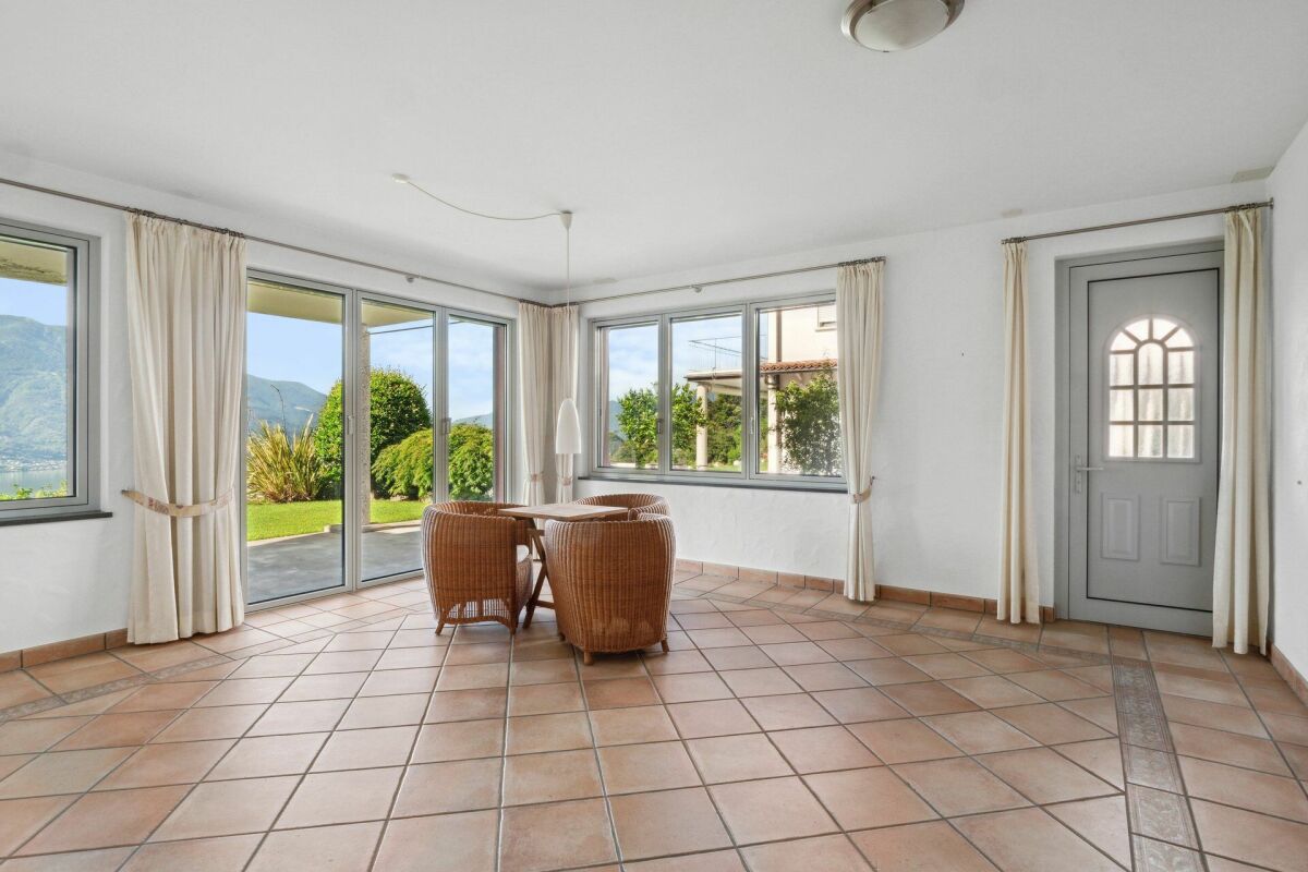 Heller Wohnbereich mit Terrakottafliesen und Gartenblick