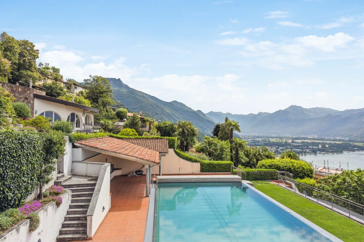 Villa mit Pool und Bergblick
