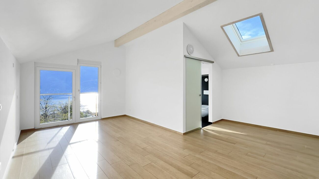 Heller Dachgeschossraum mit Balkon- bzw. Terrassentür und Dachfenster