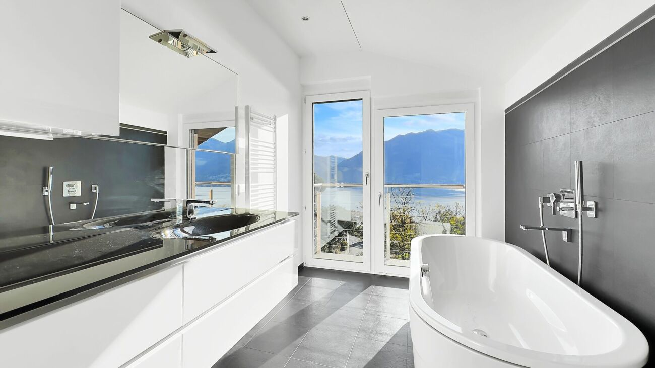 Modernes Badezimmer mit Bergblick
