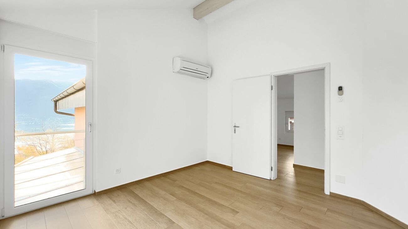 Heller leerer Raum mit Balkonblick