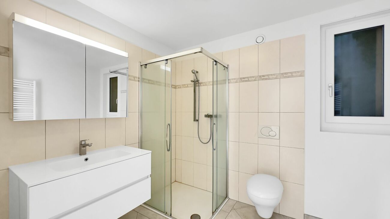 Modernes Badezimmer mit Glasdusche