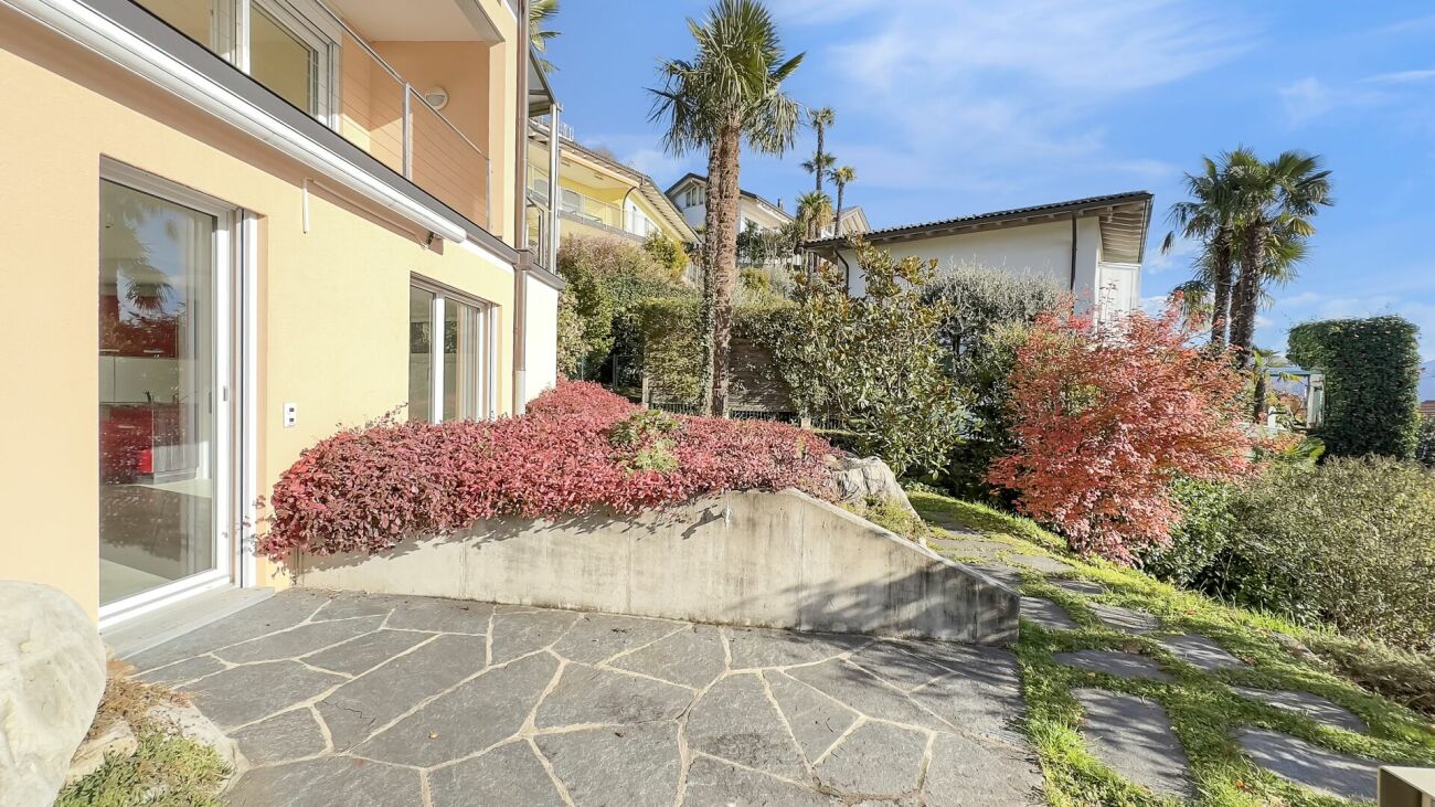 Außenansicht mit Garten und Terrasse