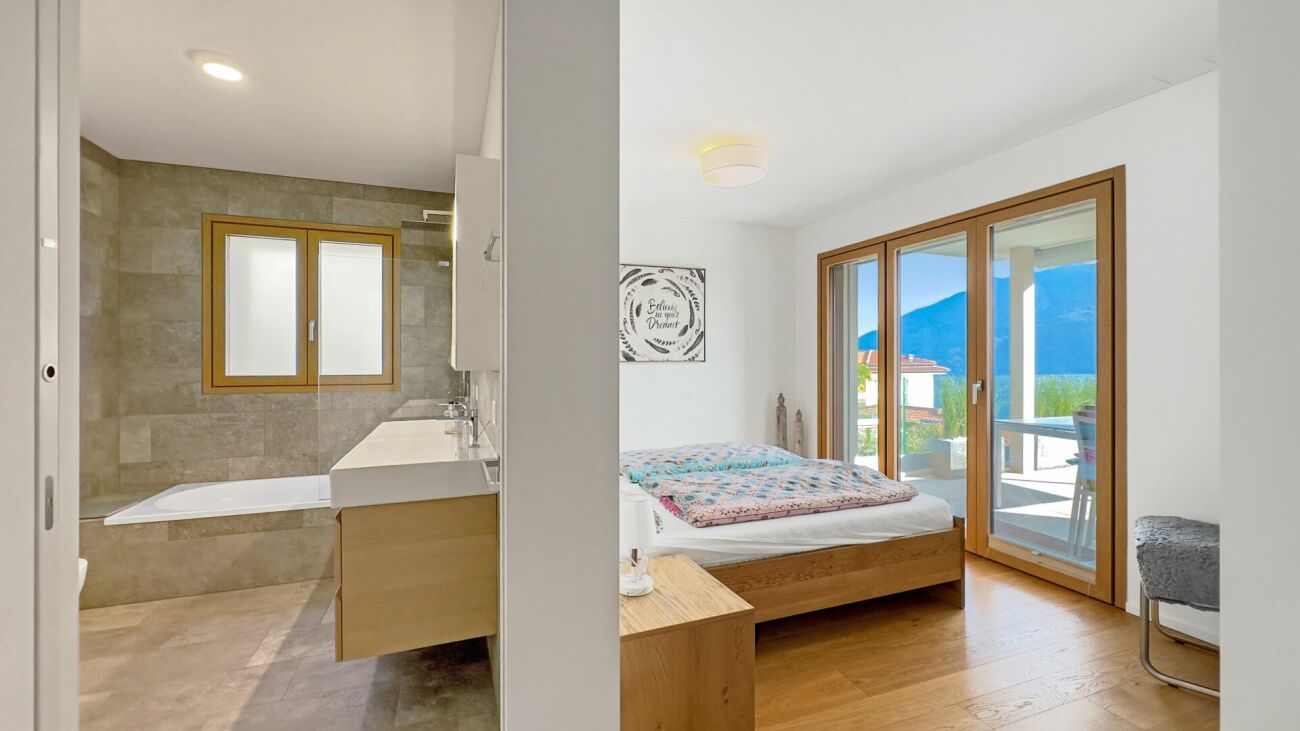 Schlafzimmer mit Bad und Bergblick