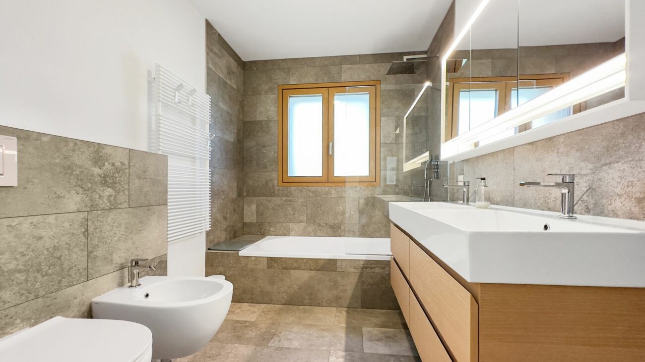 Modernes Badezimmer mit Badewanne und Doppelwaschbecken