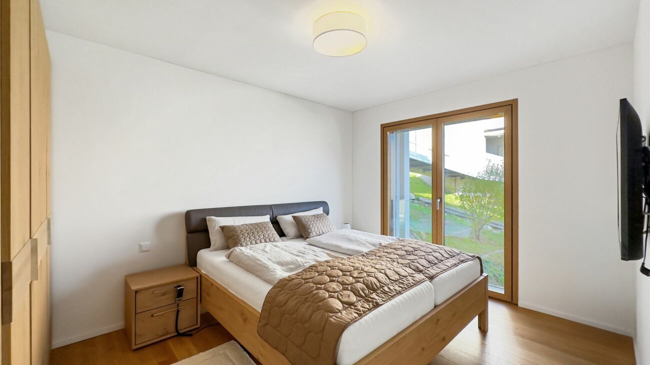 Helles Schlafzimmer mit Holzmöbeln