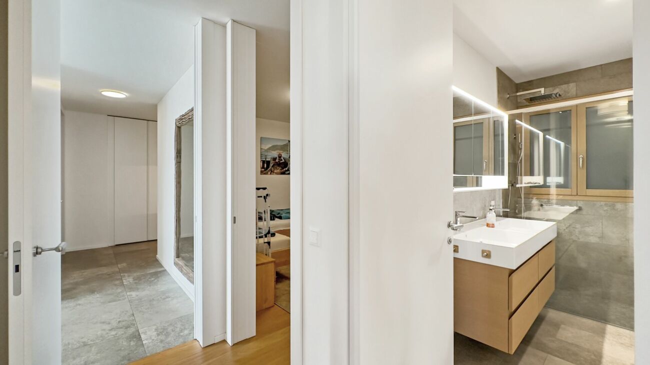 Modernes Badezimmer mit angrenzendem Flur