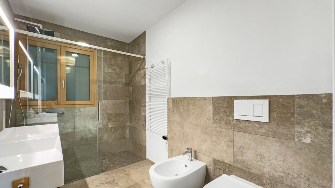 Modernes Bad mit begehbarer Dusche