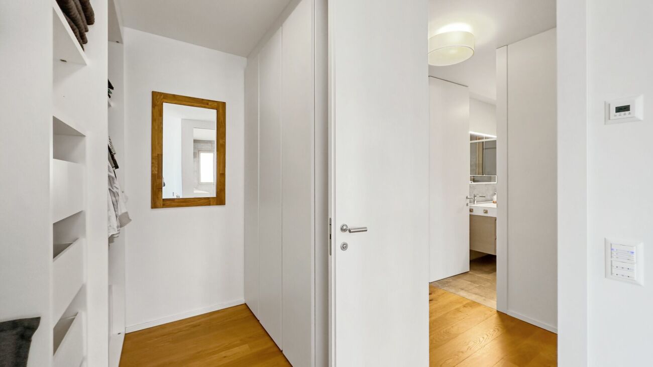 Begehbarer Kleiderschrank mit Blick ins Badezimmer