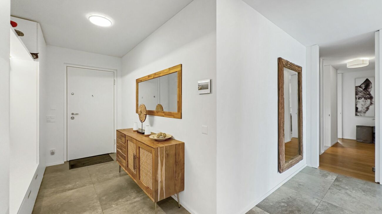 Heller Eingangsbereich mit Flur und Holzmöbeln