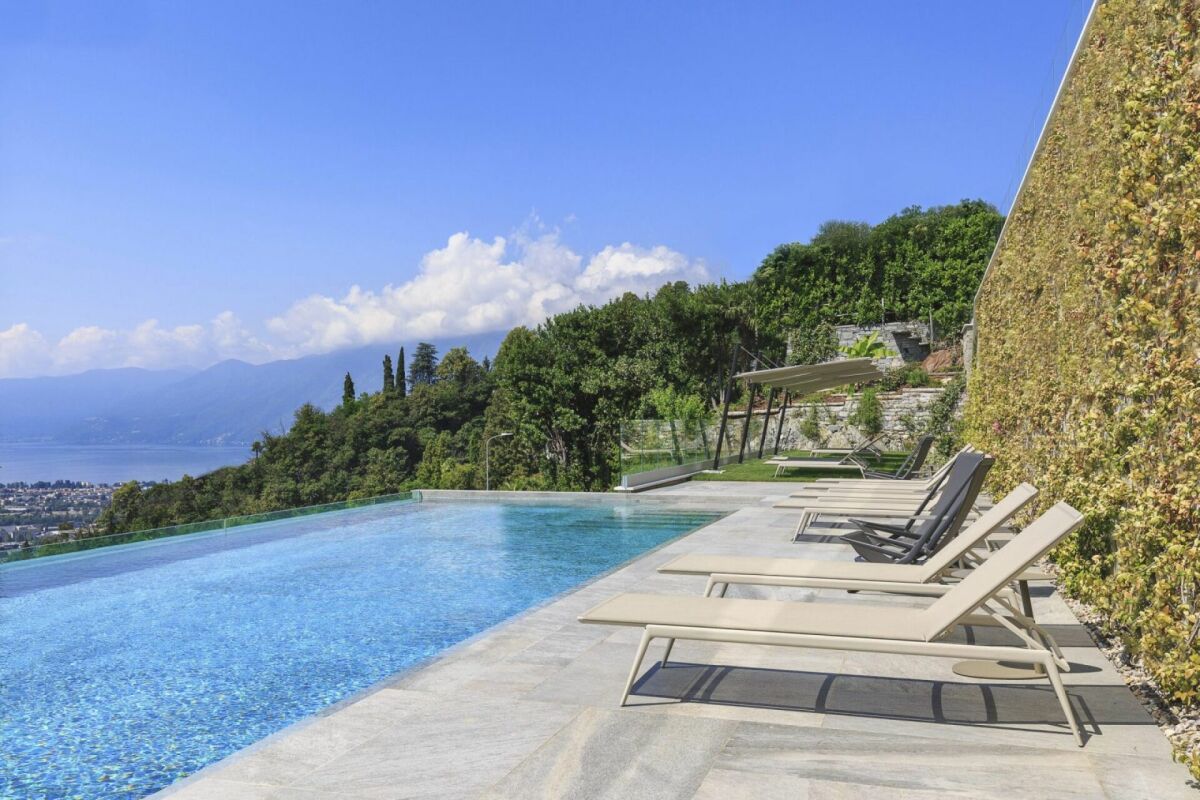 Infinity-Pool mit Seeblick