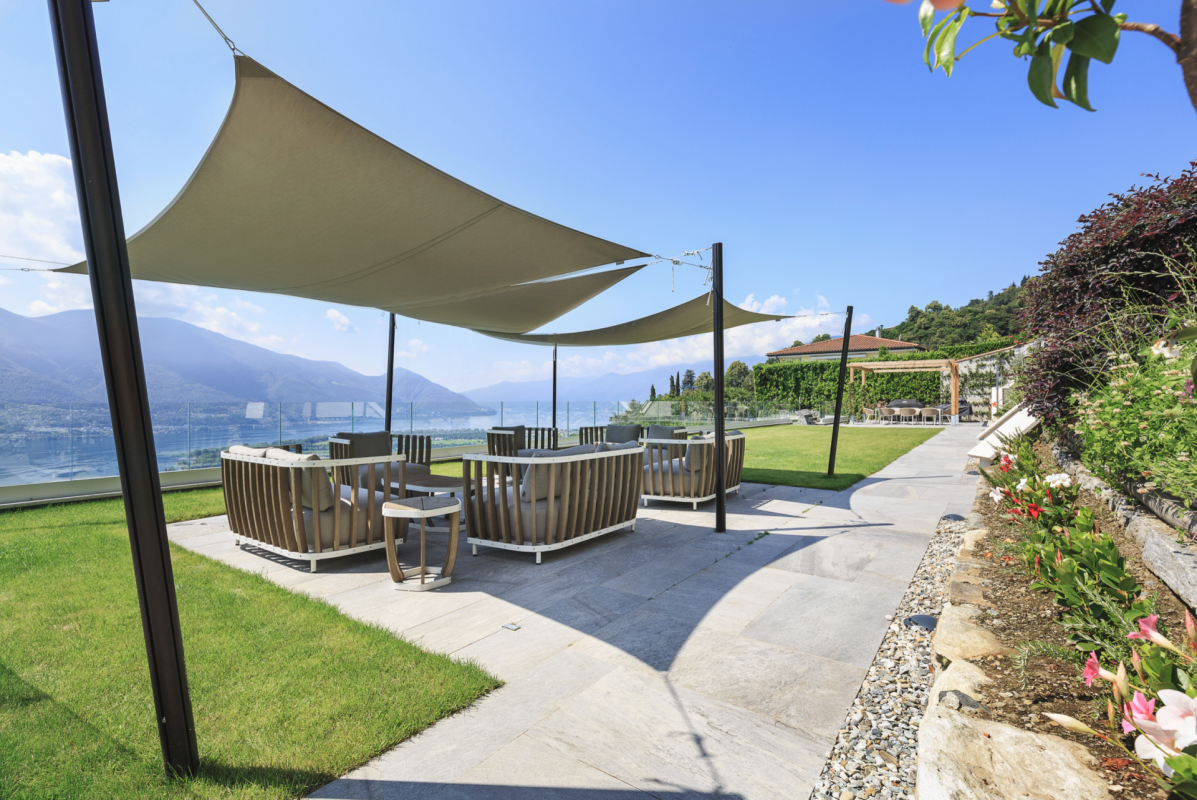 Terrasse mit Seeblick und Lounge-Bereich