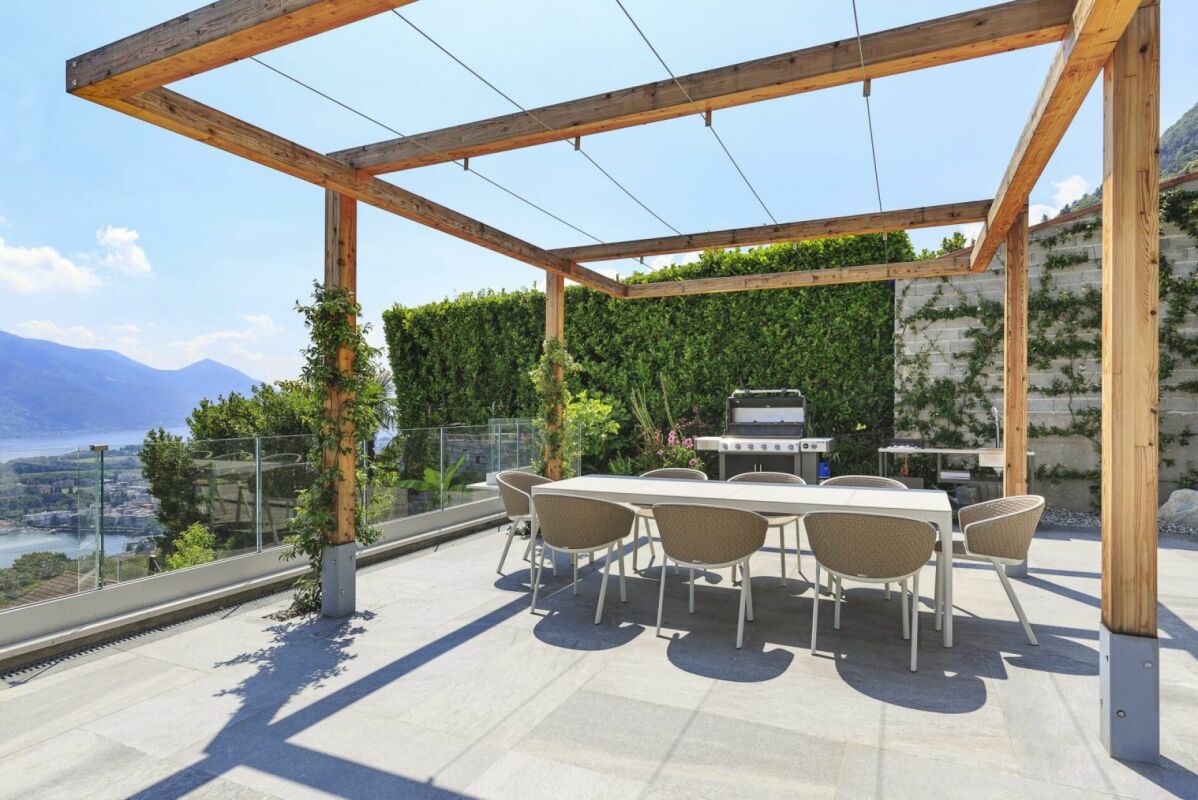 Terrasse mit Pergola und Seeblick