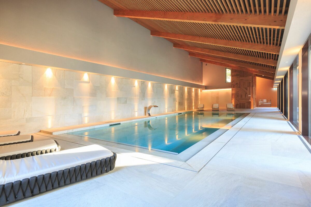 Innenpool mit Lounge-Bereich