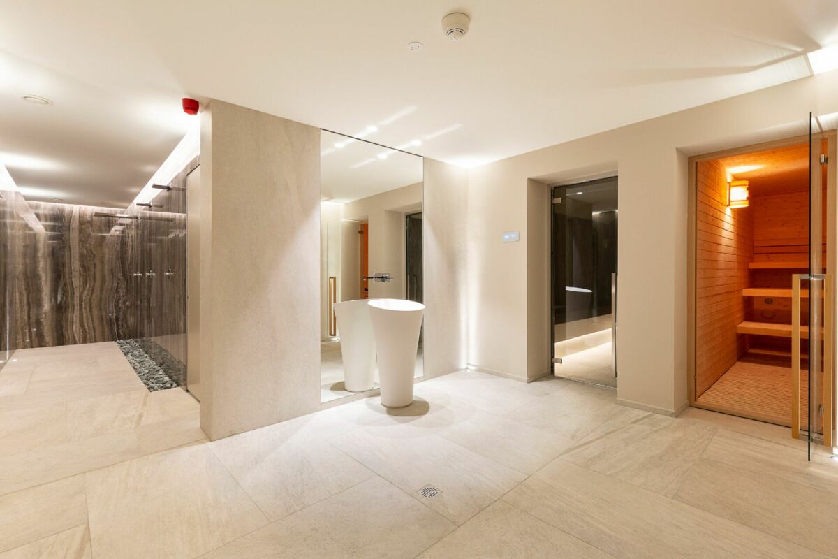 Wellnessbereich mit Sauna und Duschen