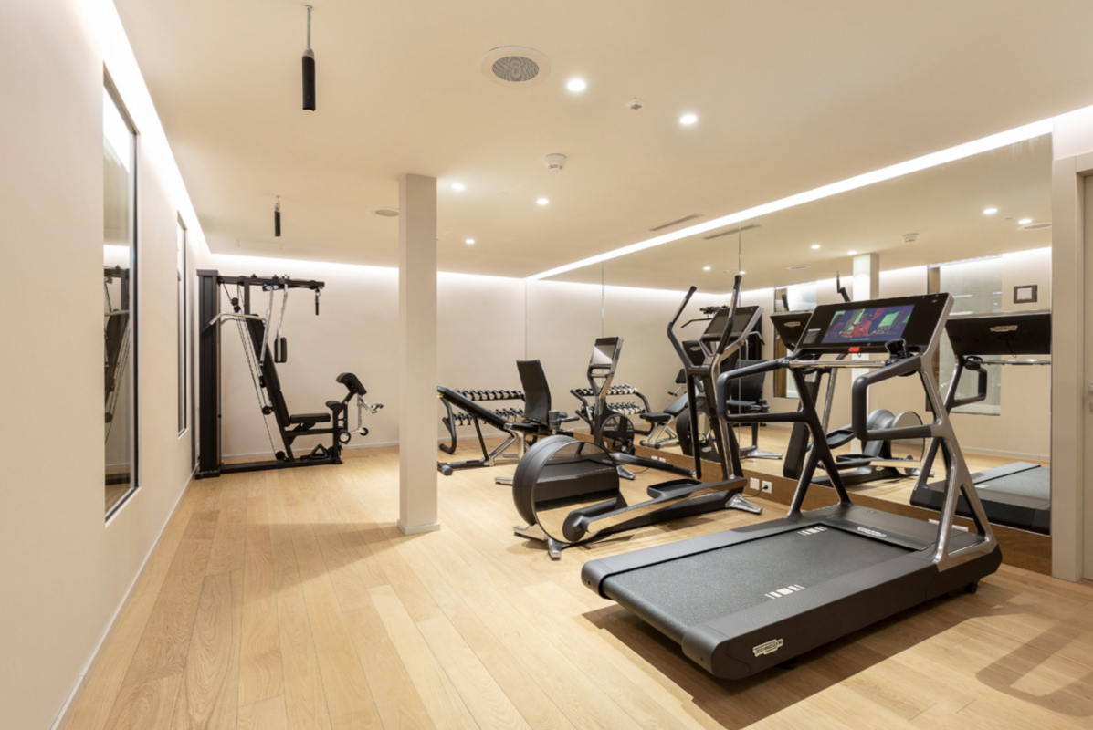 Helles Fitnessstudio im Innenbereich