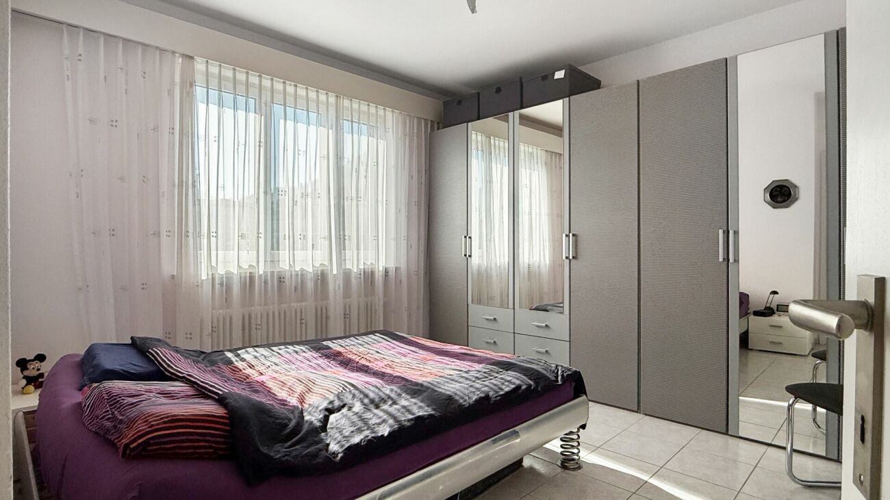 Helles Schlafzimmer mit Kleiderschrank