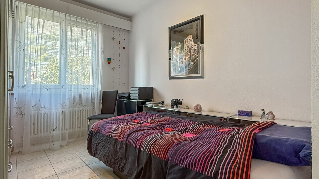 Schlafzimmer mit Fenster und Einzelbett