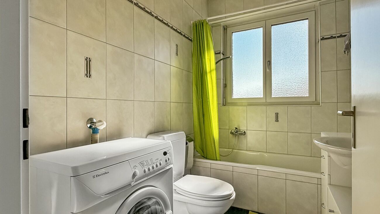 Badezimmer mit Badewanne und Fenster