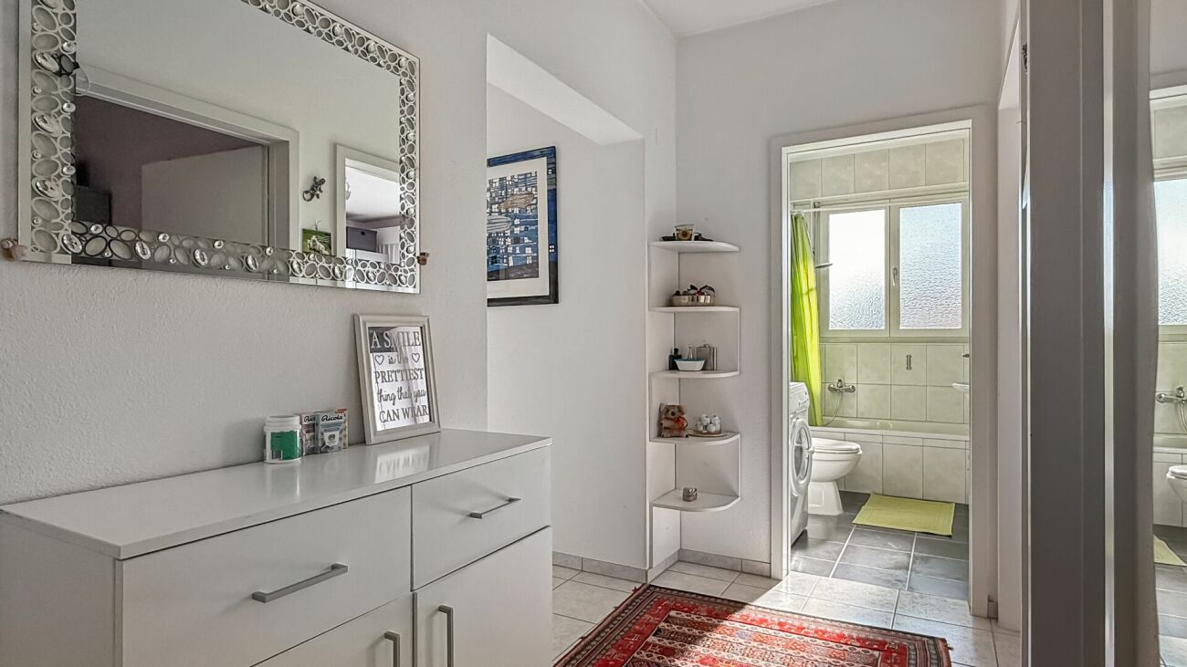 Heller Flur mit Blick ins Badezimmer