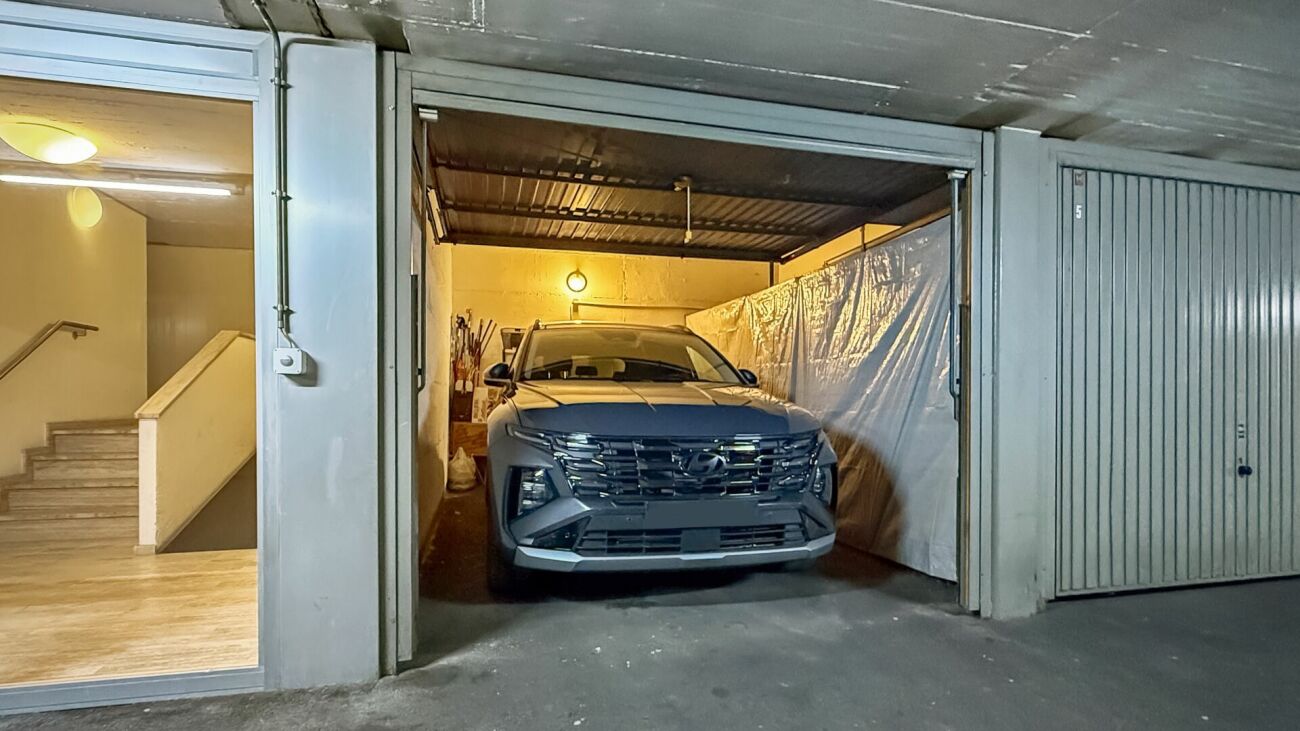 Garage mit geparktem SUV und angrenzendem Innenflur