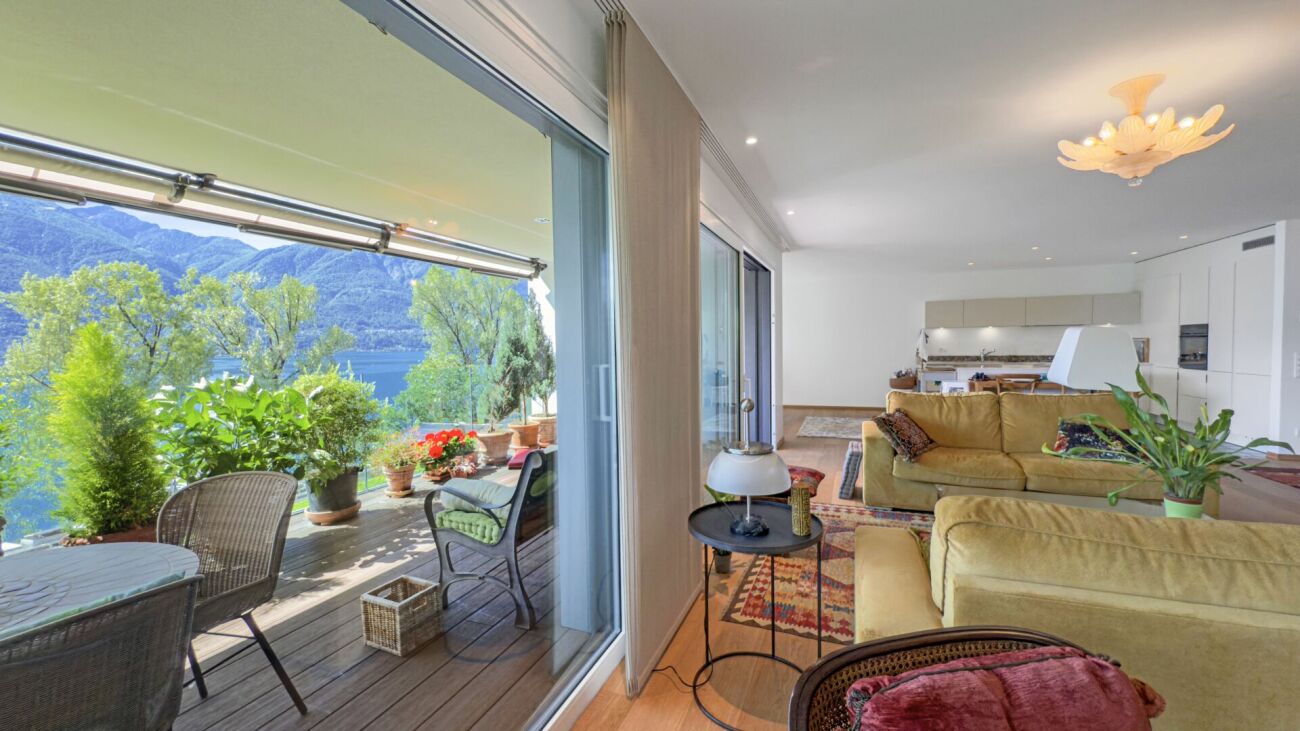 Wohnzimmer mit Terrasse und Bergblick