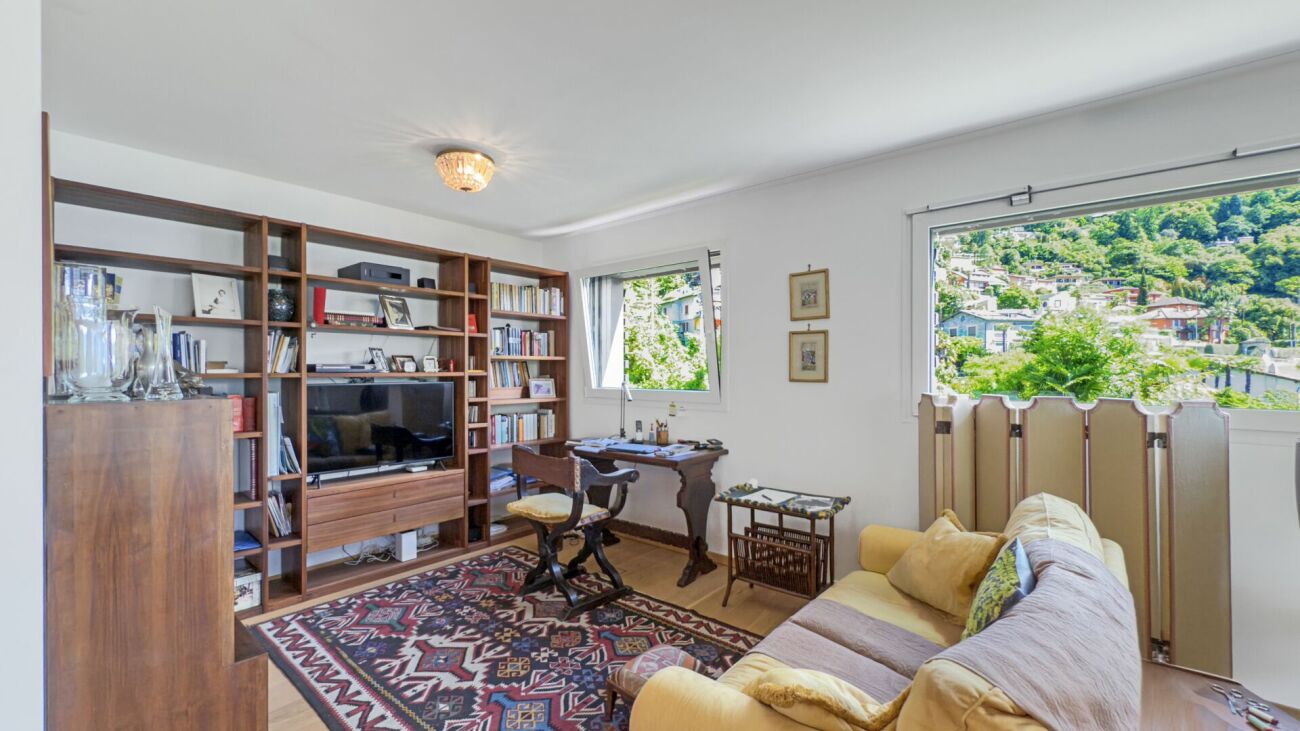 Wohnzimmer mit Bibliothekswand und Sitzbereich